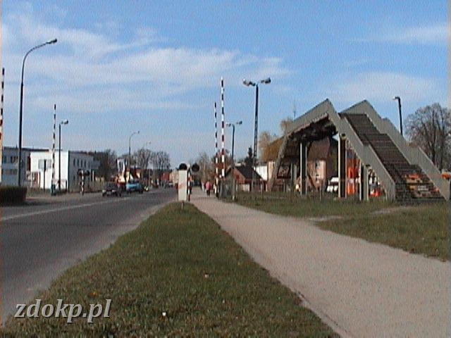 2005-04-25.51 WG przejazd od str PN.JPG - stacja Wgrowiec - przejazd na wyjedzie na Damasawek i Pozna